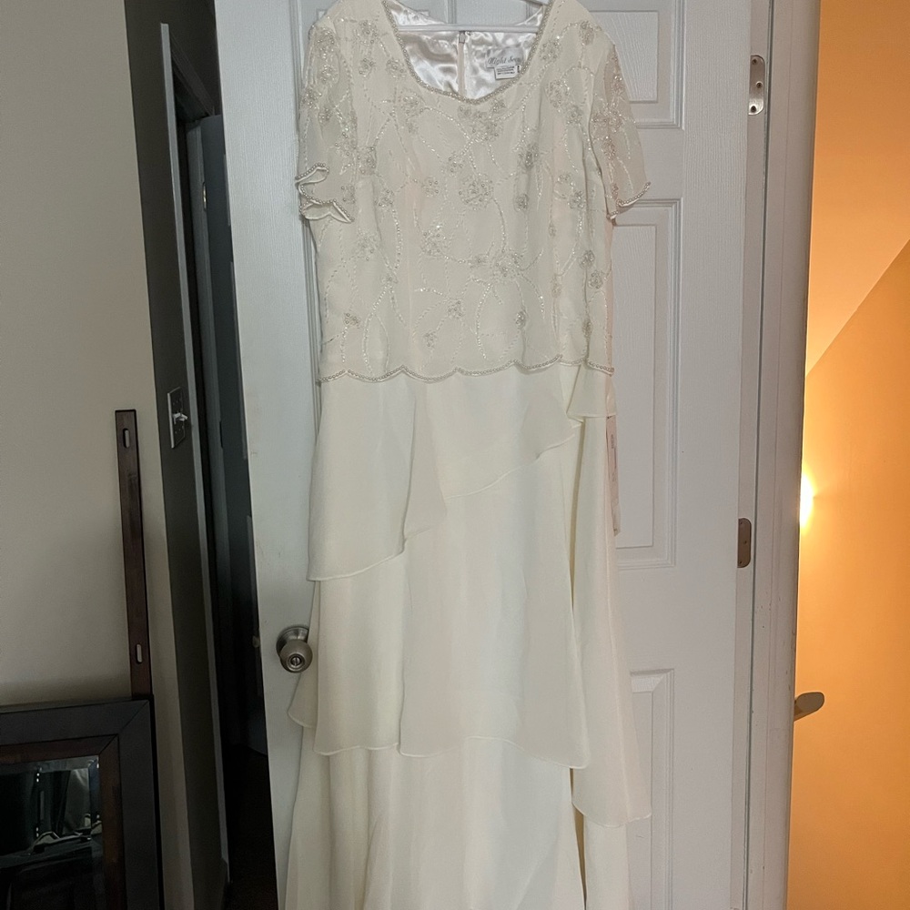 NIGHT SCENE Elegant Cream Layered Dress